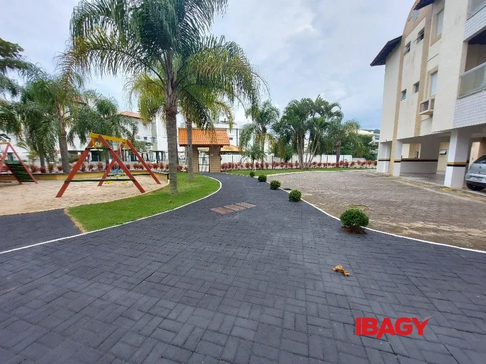 Apartamento de 2 dormitórios com piscina ao ar livre — photo 15