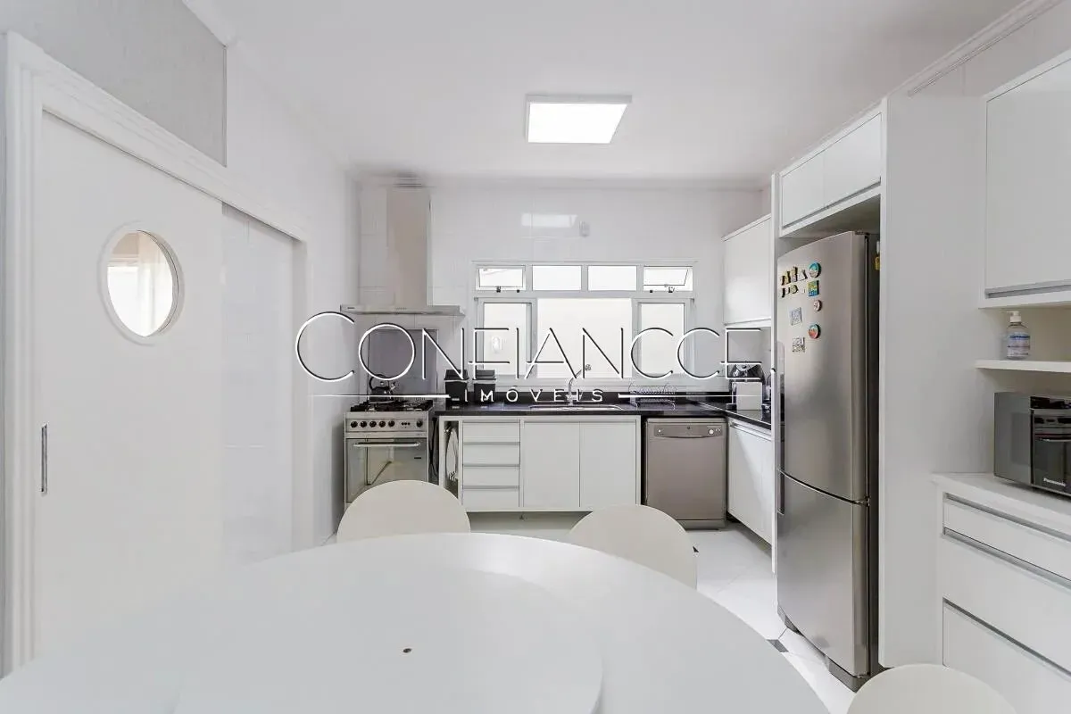 House with 4 en-suite bedrooms and 6 parking spaces — photo 9