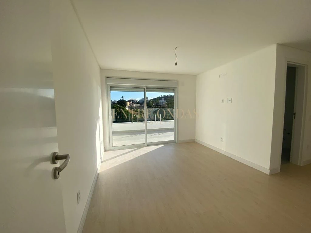 Duplex apartment with enclosed balcony and open kitchen — photo 11
