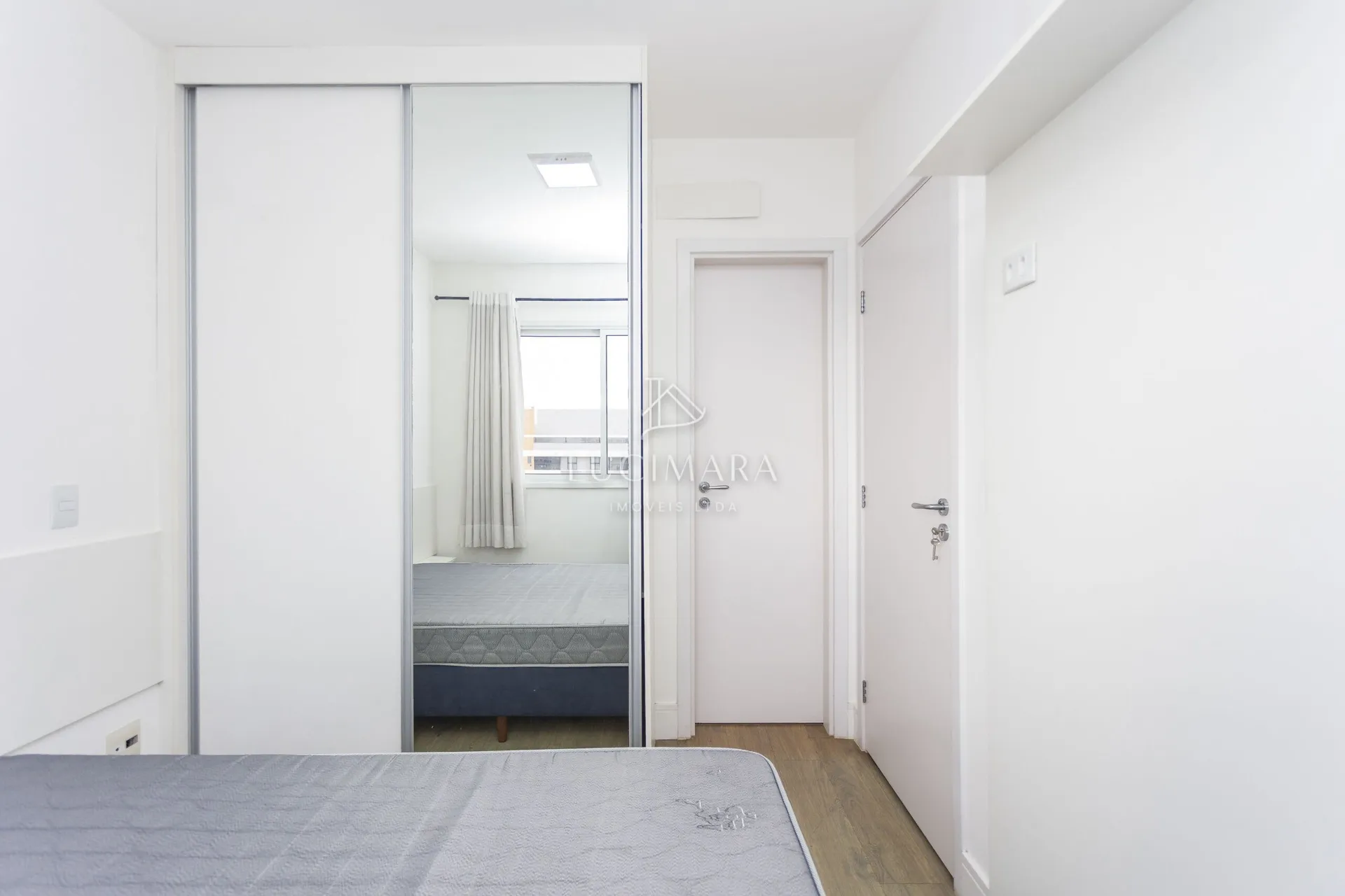 Furnished 1-bedroom apartment with open-plan kitchen — photo 13