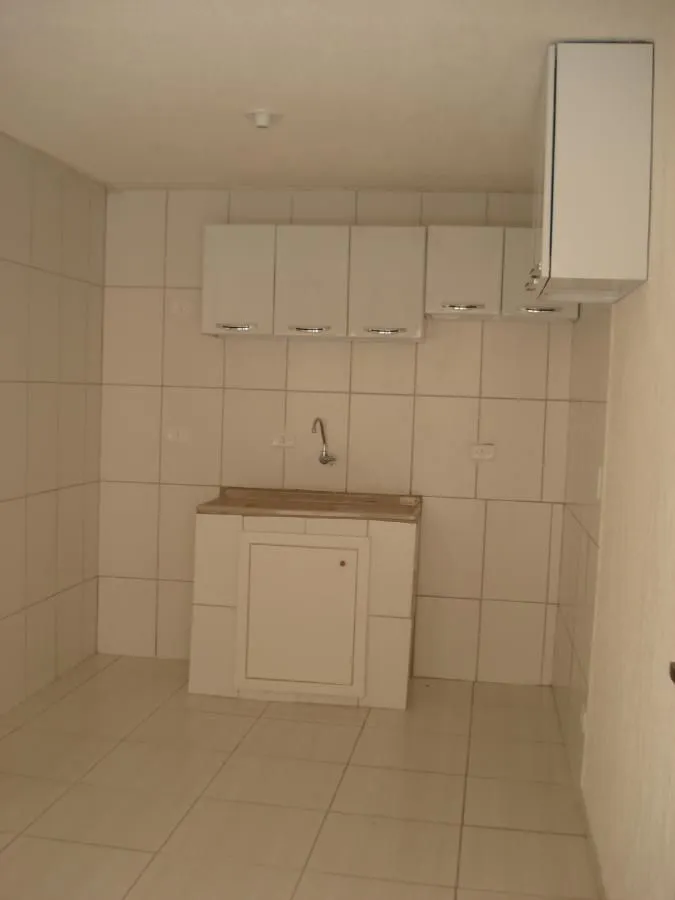 Kitinete de 20 m² com cozinha separada e box de vidro