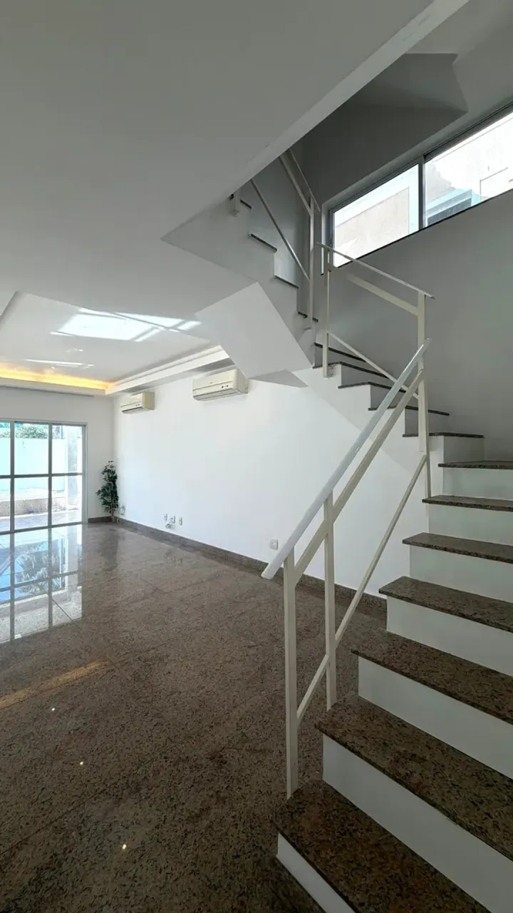 Unfurnished house with 4 bedrooms and 5 bathrooms