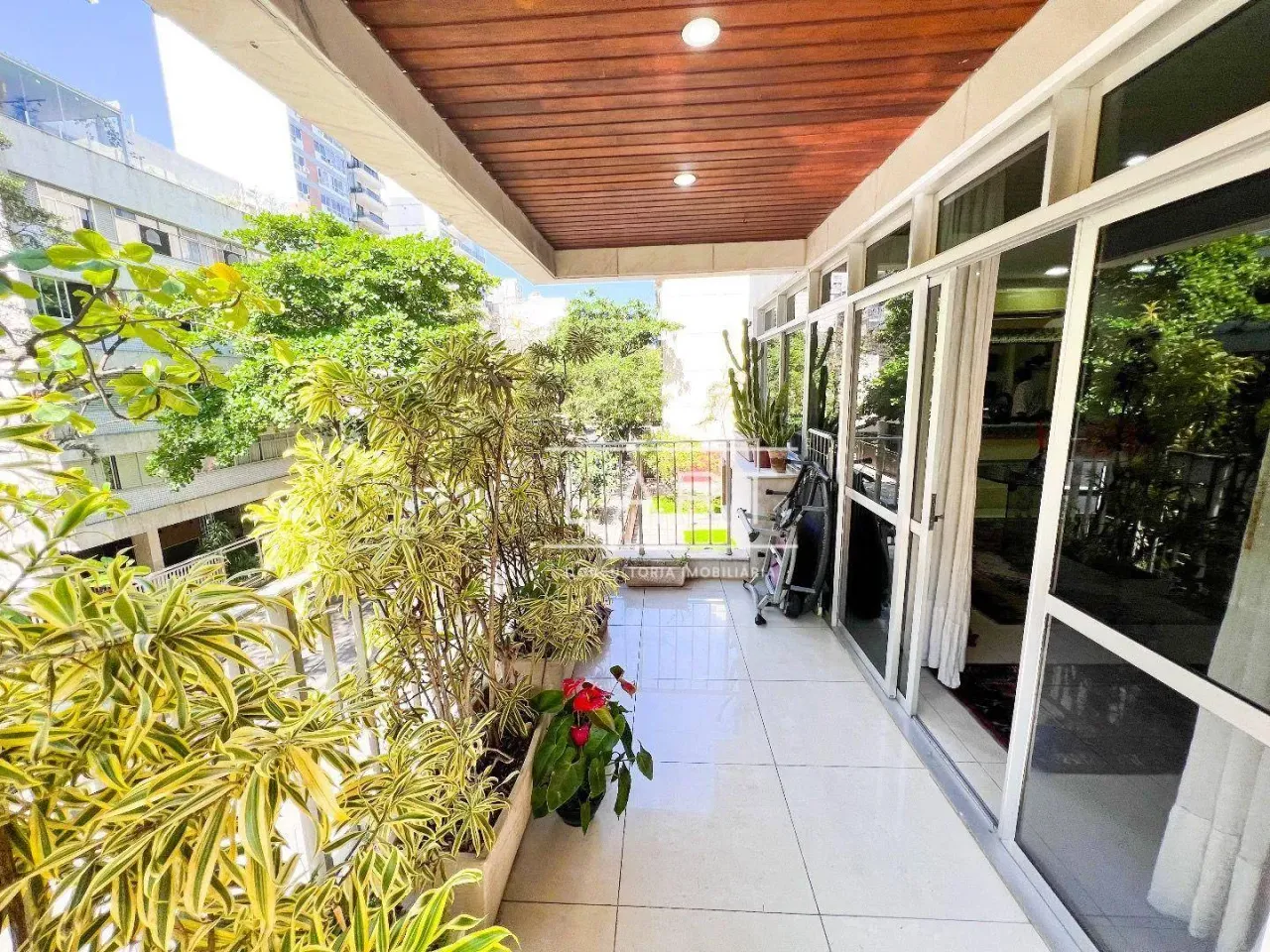 3-bedroom apartment with balcony and open-plan kitchen — photo 11