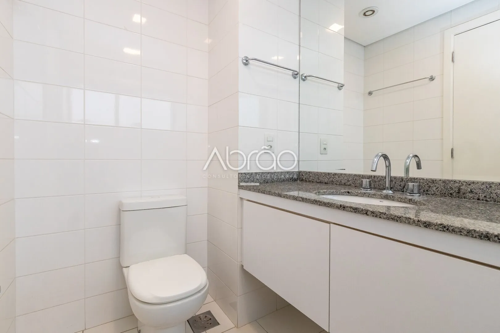 90 m² apartment with floor-to-ceiling windows and a bathtub — photo 18