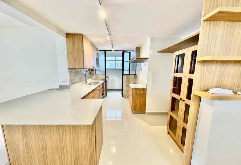 Furnished apartment, 121 m², with a glass-enclosed balcony — photo 2