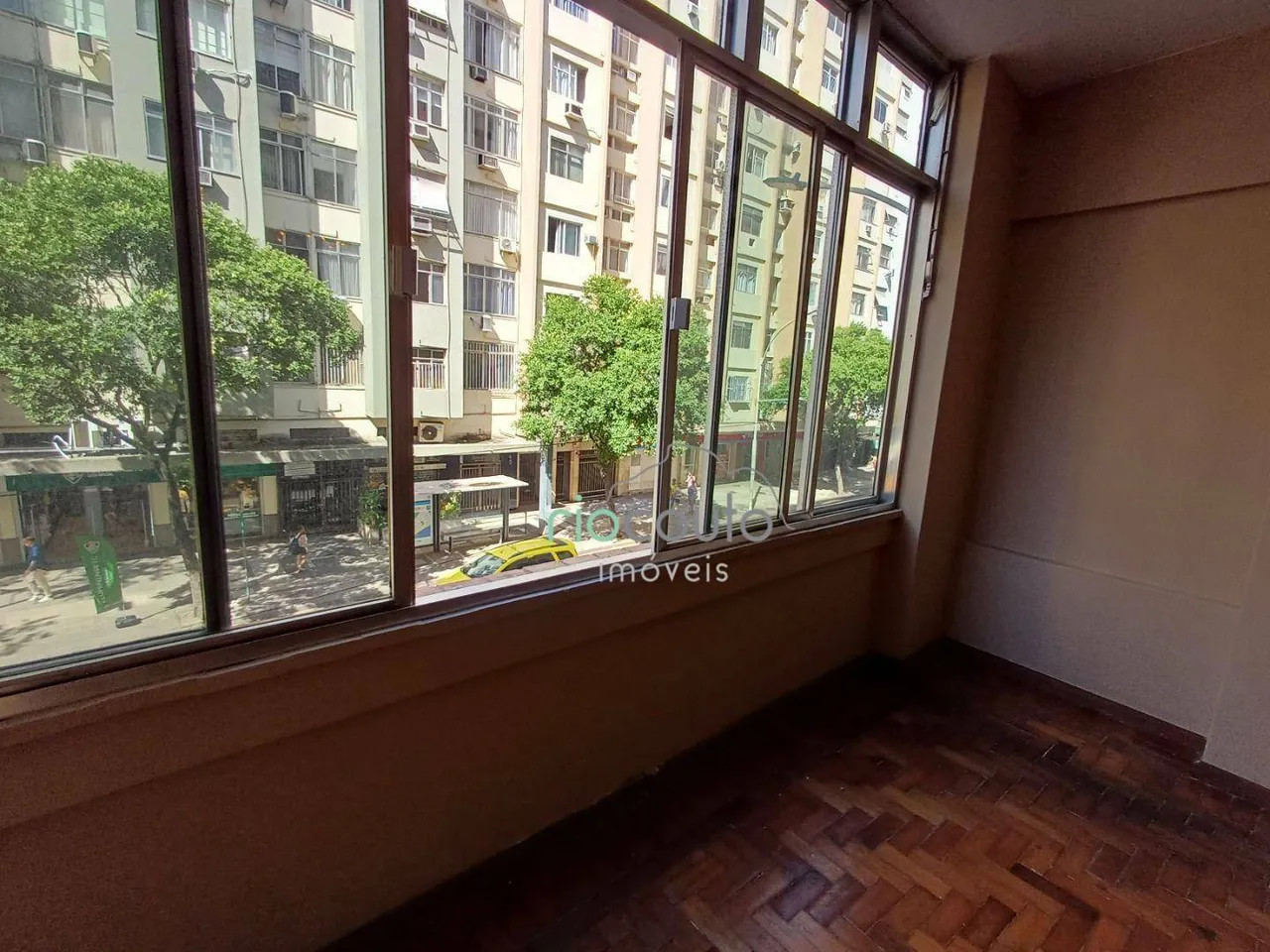 Apartamento com 3 dormitórios e piso de madeira — photo 3