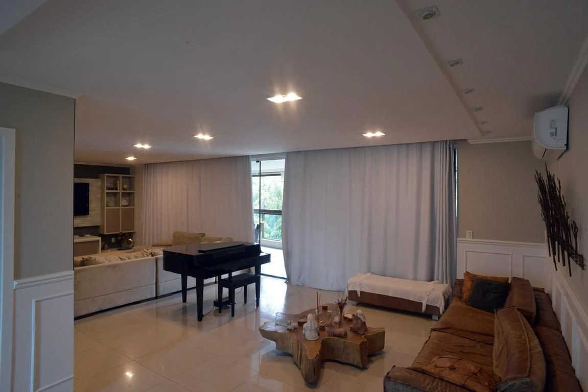 Jacuzzi in a 4-bedroom apartment, 233 m² — photo 52