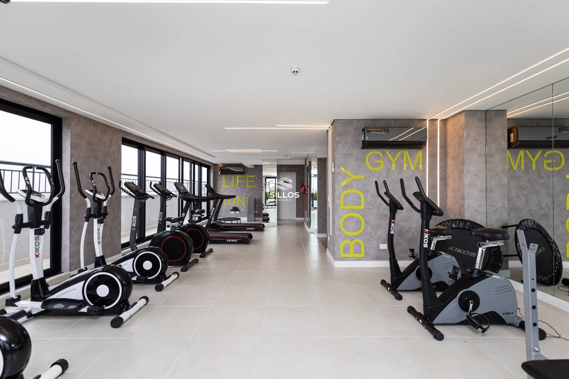 One-bedroom apartment in a building with a gym — photo 10