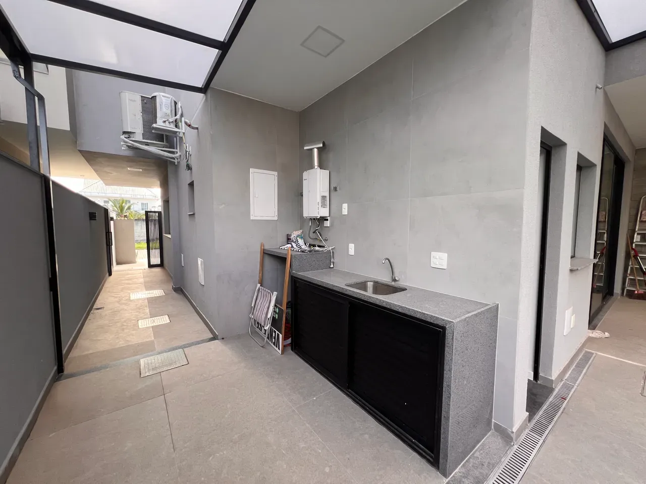 House, 330 m², with floor-to-ceiling windows — photo 23