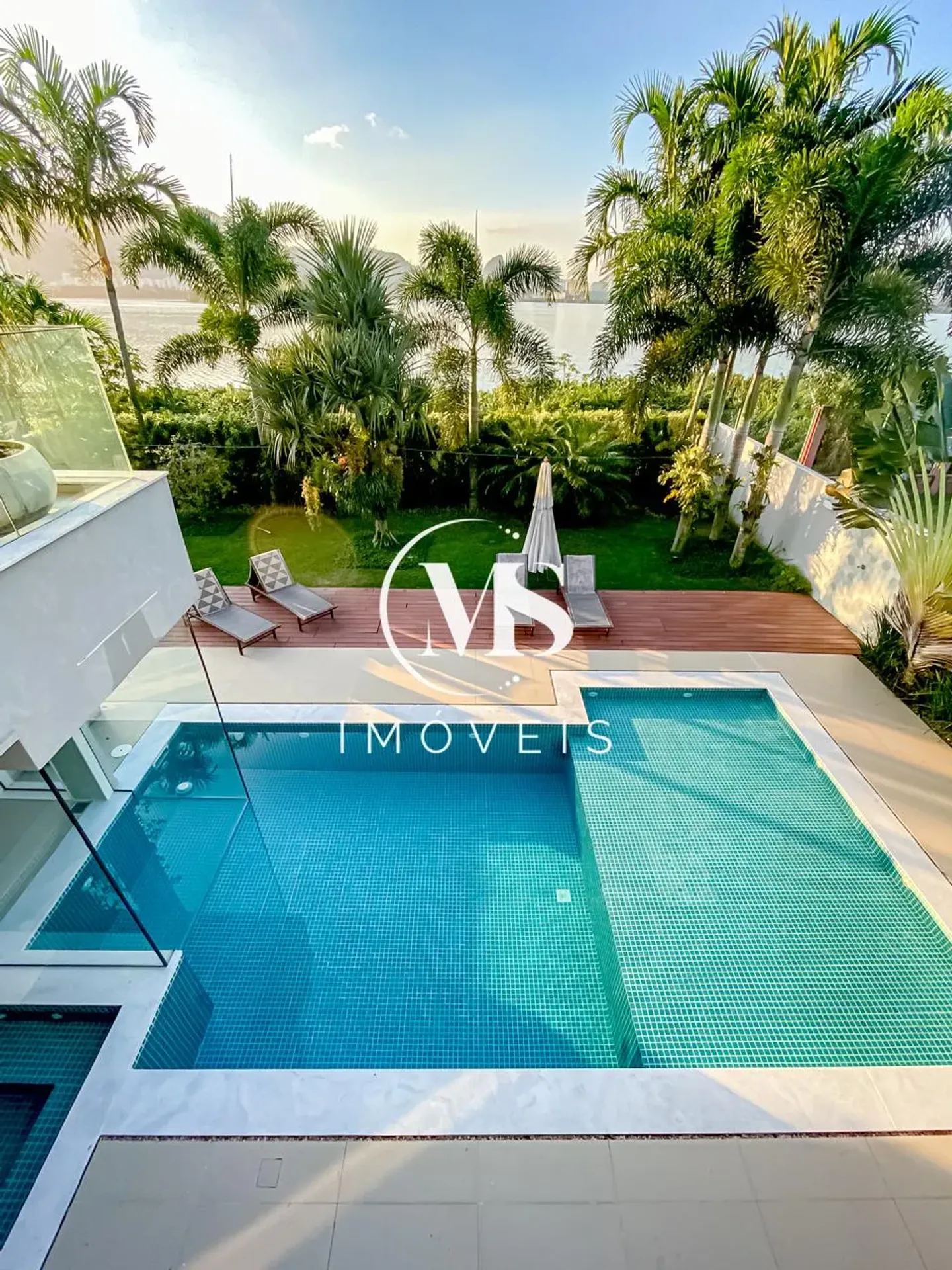 Jacuzzi in a 5-bedroom house, 780 m² — photo 20
