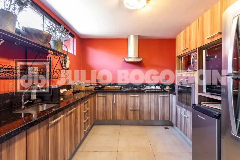 Balcony with a grill in a 5-bedroom house, 392 m² — photo 9