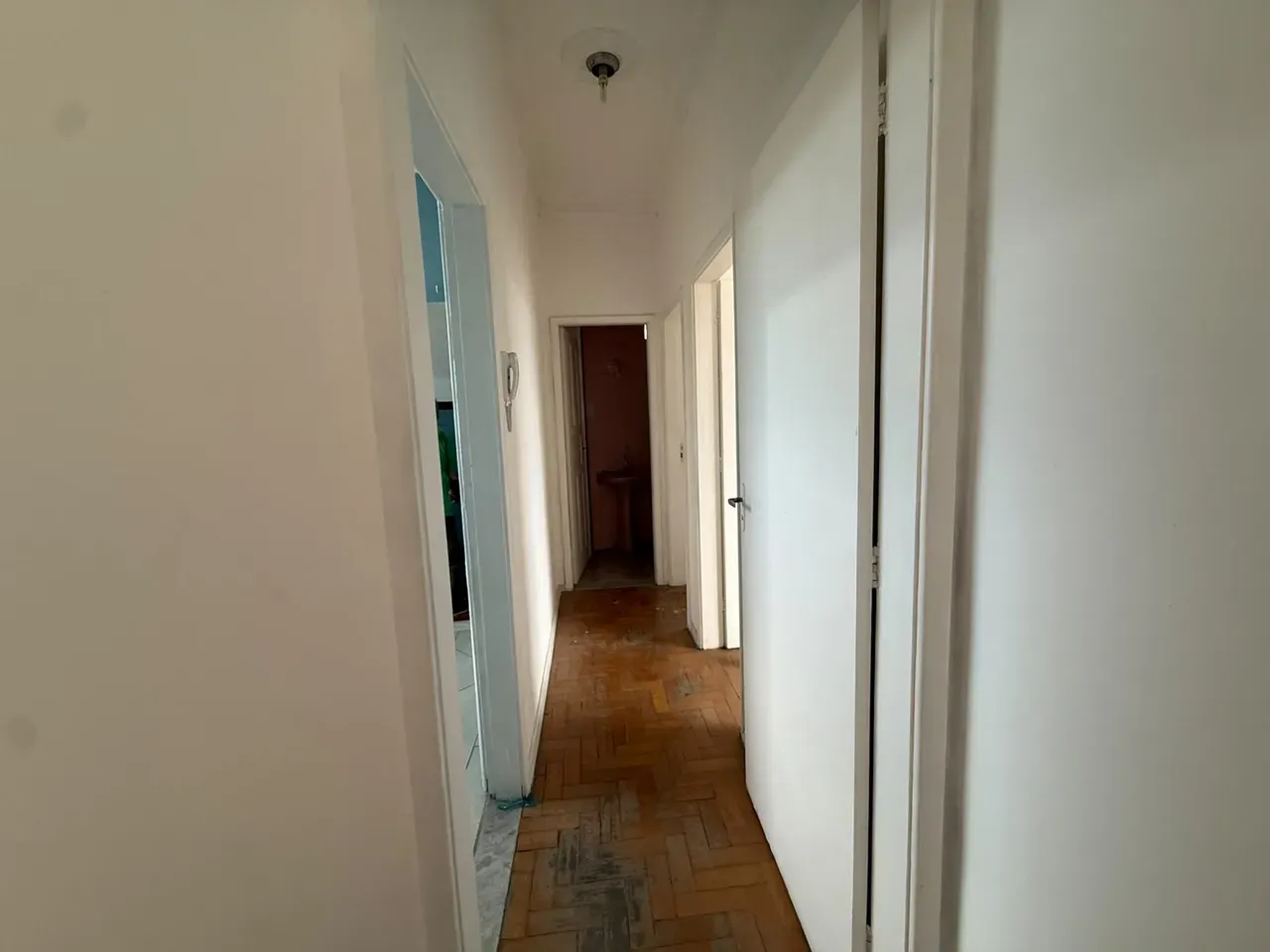 Apartamento de 2 quartos com piso de madeira ou laminado — photo 12