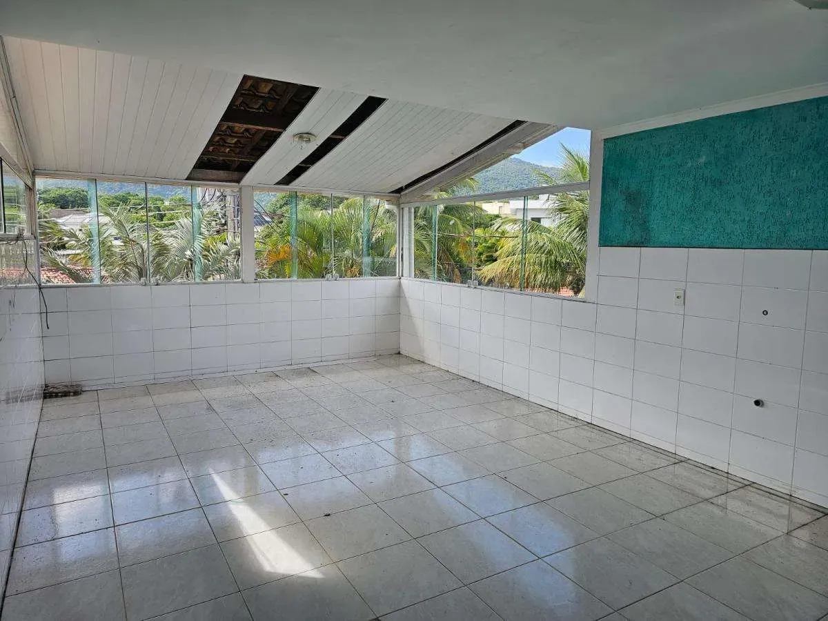 House with 5 bedrooms and 5 bathrooms in a modern style — photo 42