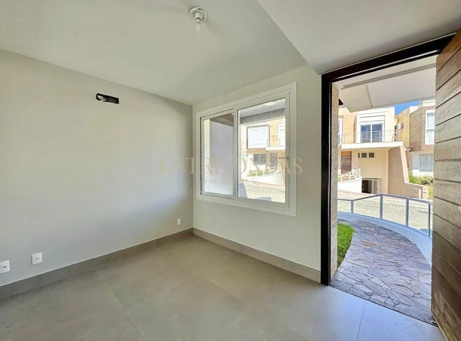 Water view in a 4-bedroom house, 263 m² — photo 58