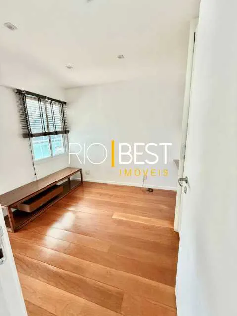 Apartment with 4 bedrooms and a glazed balcony view — photo 15