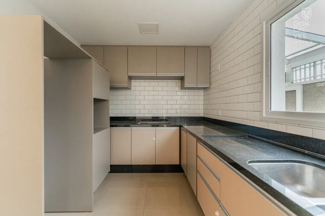 Casa com 3 quartos e 4 banheiros com 3 vagas