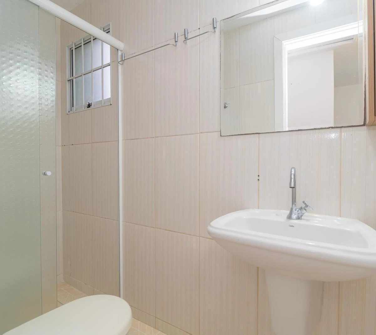 3-bedroom house with wood or laminate floors — photo 12