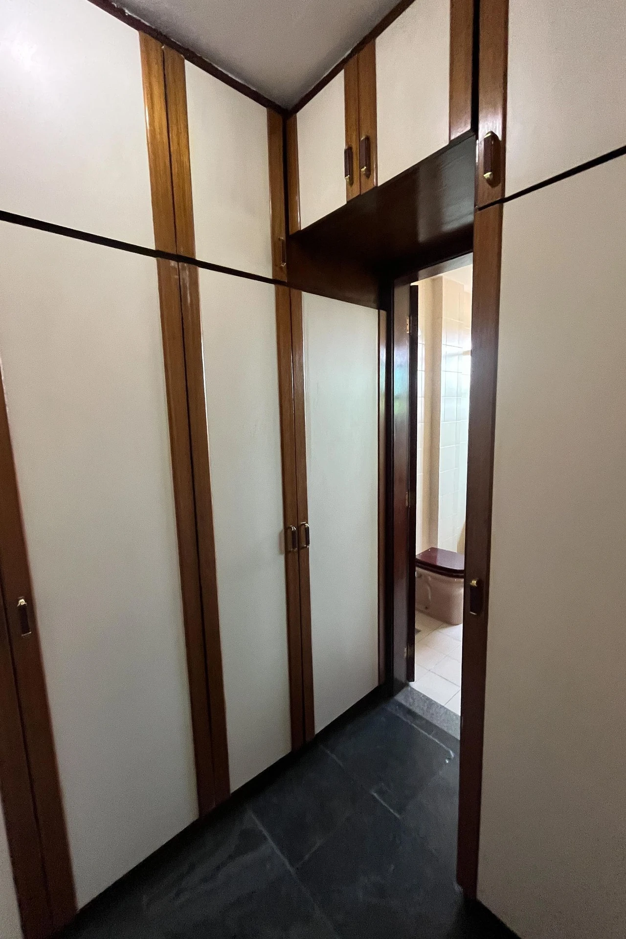Furnished 3-bedroom apartment with laundry area — photo 20