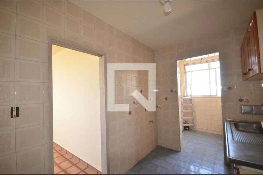 Apartamento com 2 quartos e box de vidro no banheiro — photo 16