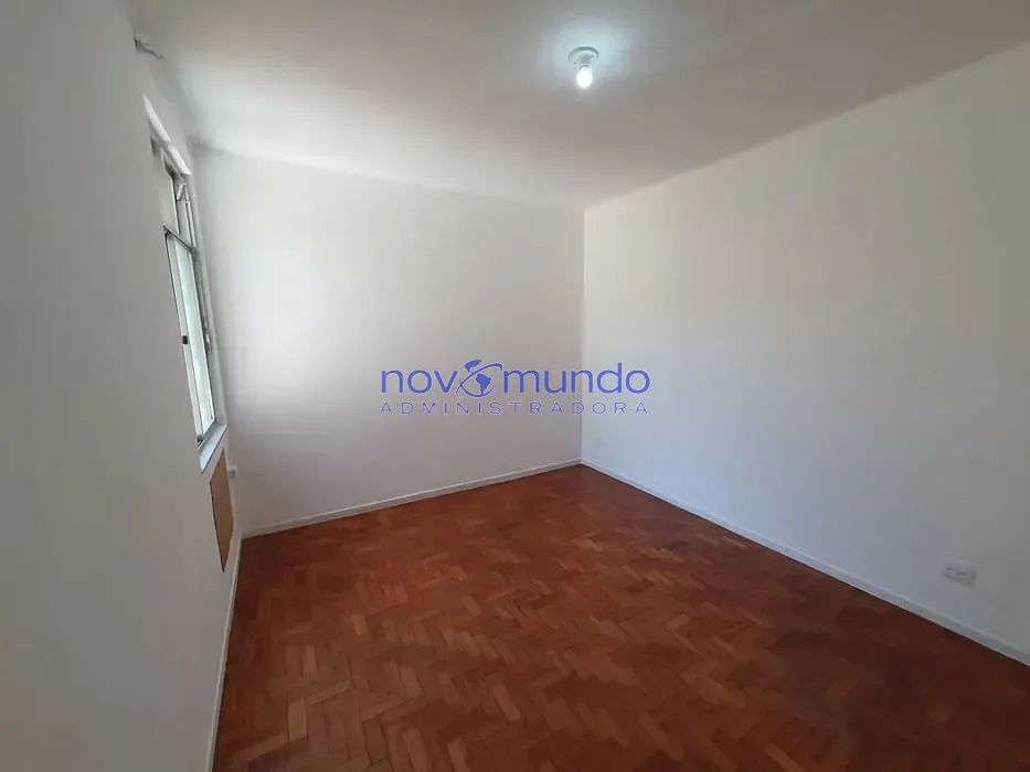Apartamento com piso de madeira ou laminado, Pilares — photo 17