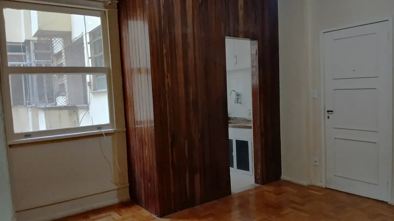 Walk-in closet in a one-bedroom apartment, 45 m² — photo 4