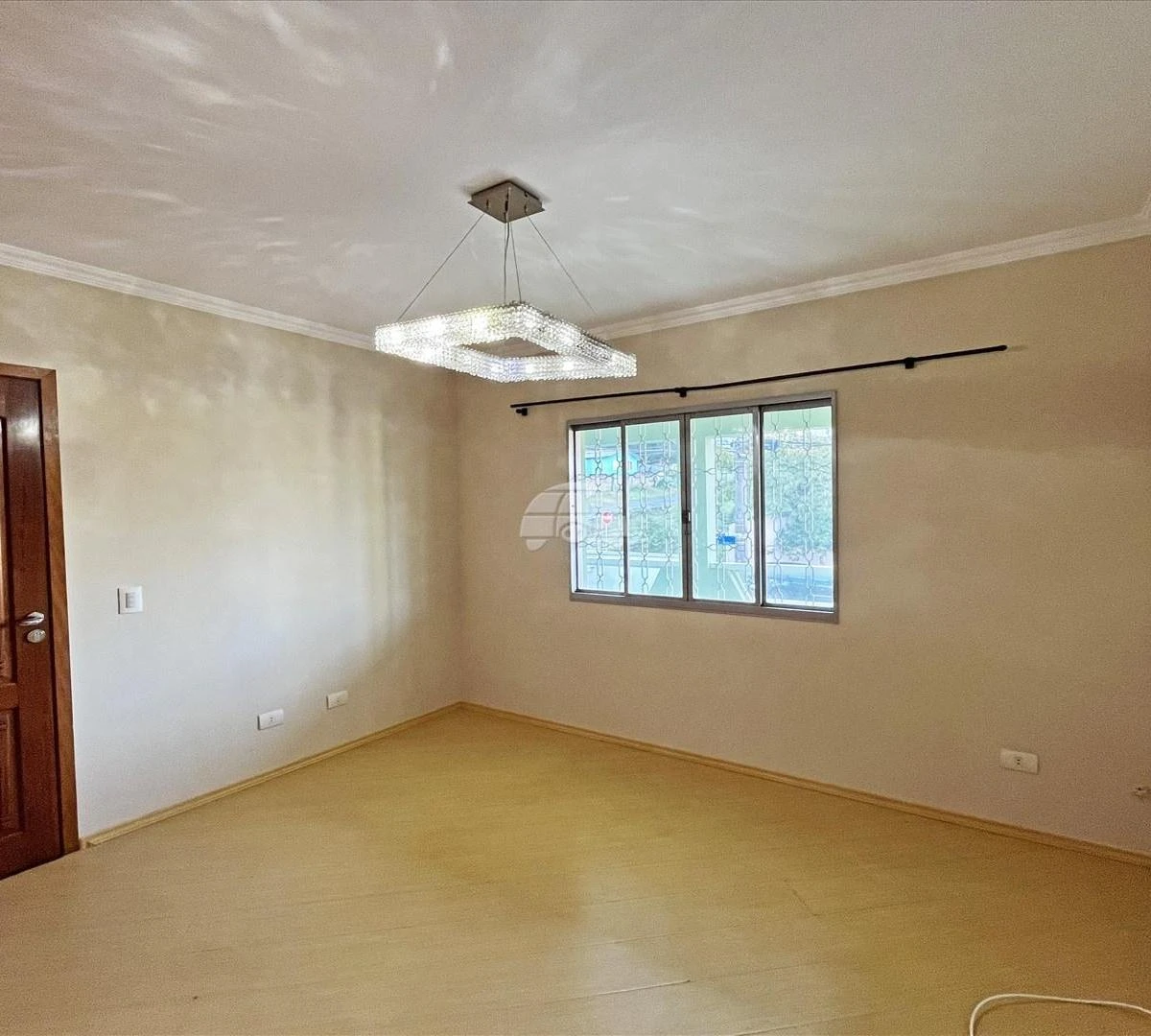 Wood or laminate floors in a 3-bedroom house, 126 m² — photo 5