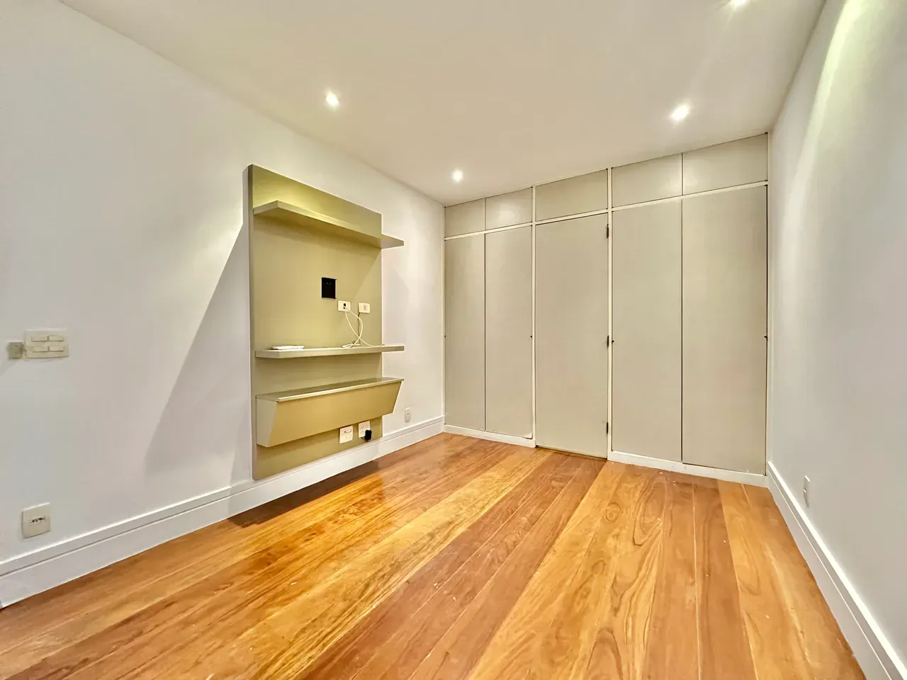 Furnished apartment, 268 m², with a water view — photo 45
