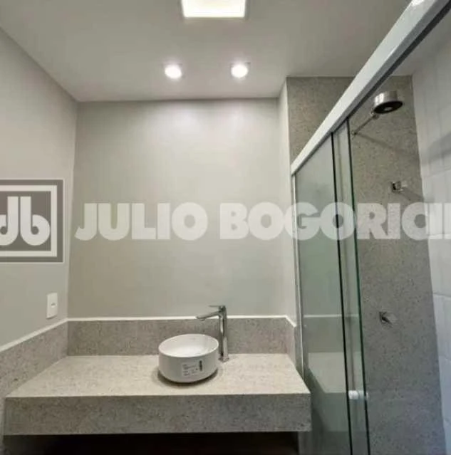 Wood or laminate floors in a 2-bedroom apartment, 65 m² — photo 9