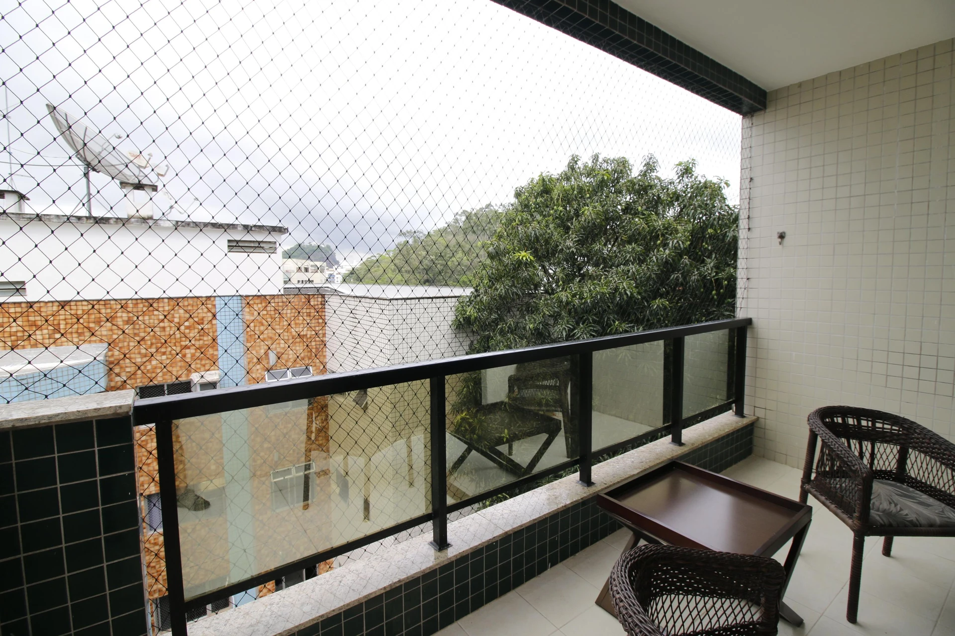 Balcony with a grill in a 4-bedroom apartment, 172 m² — photo 3