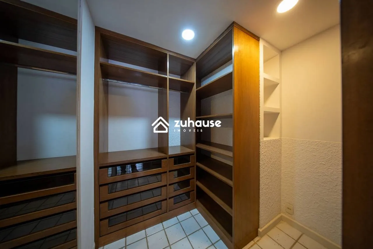 Casa de 5 quartos com janelas do piso ao teto — photo 32