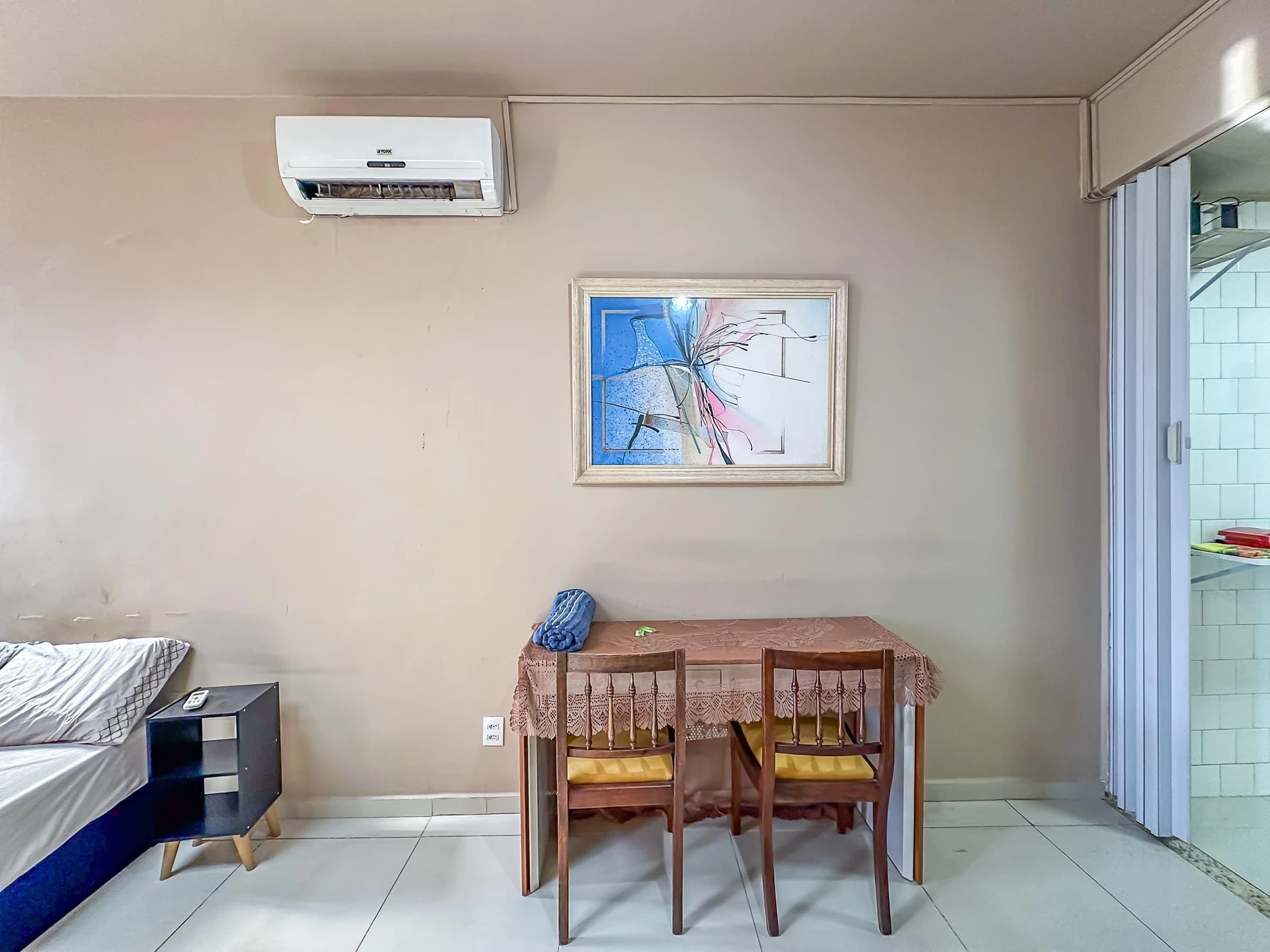 Furnished studio with a kitchenette and 1 bathroom — photo 10
