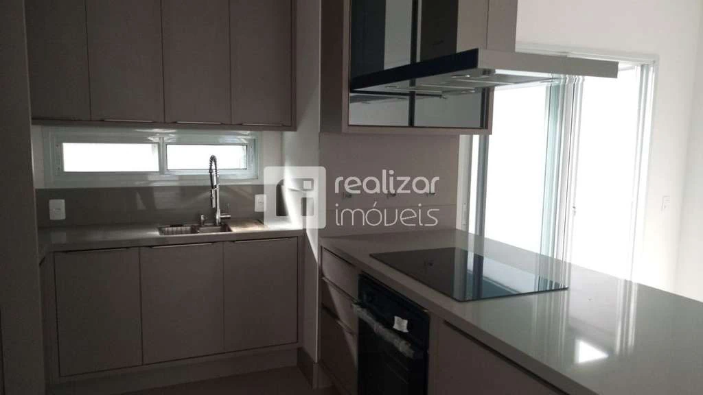 4-bedroom house with 217 m² and 2 parking spaces — photo 2
