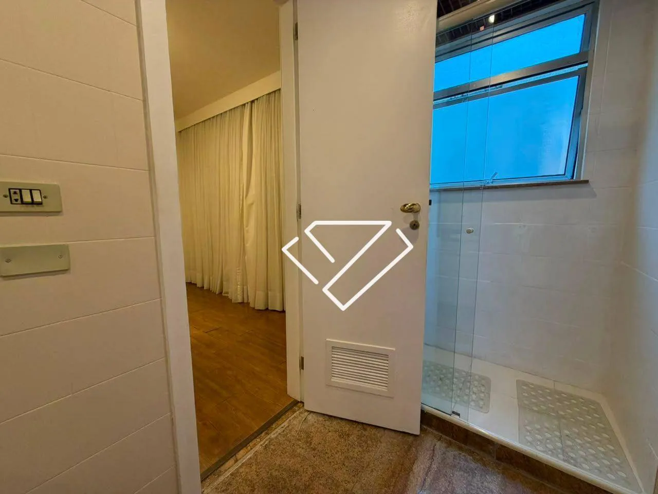 Penthouse with 3 bedrooms, 4 bathrooms and enclosed balcony — photo 34