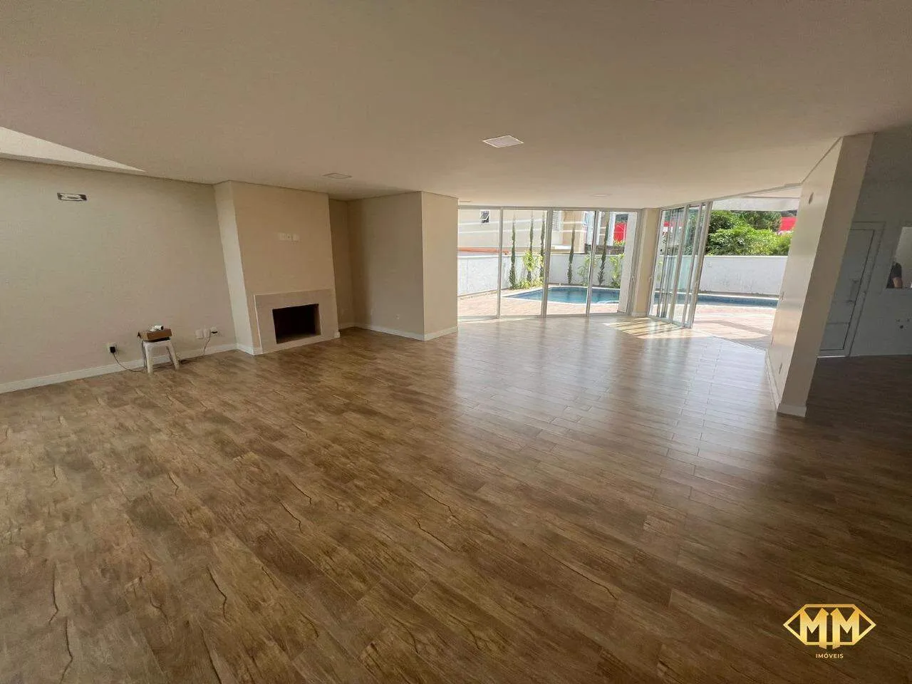 House, 400 m², with floor-to-ceiling windows
