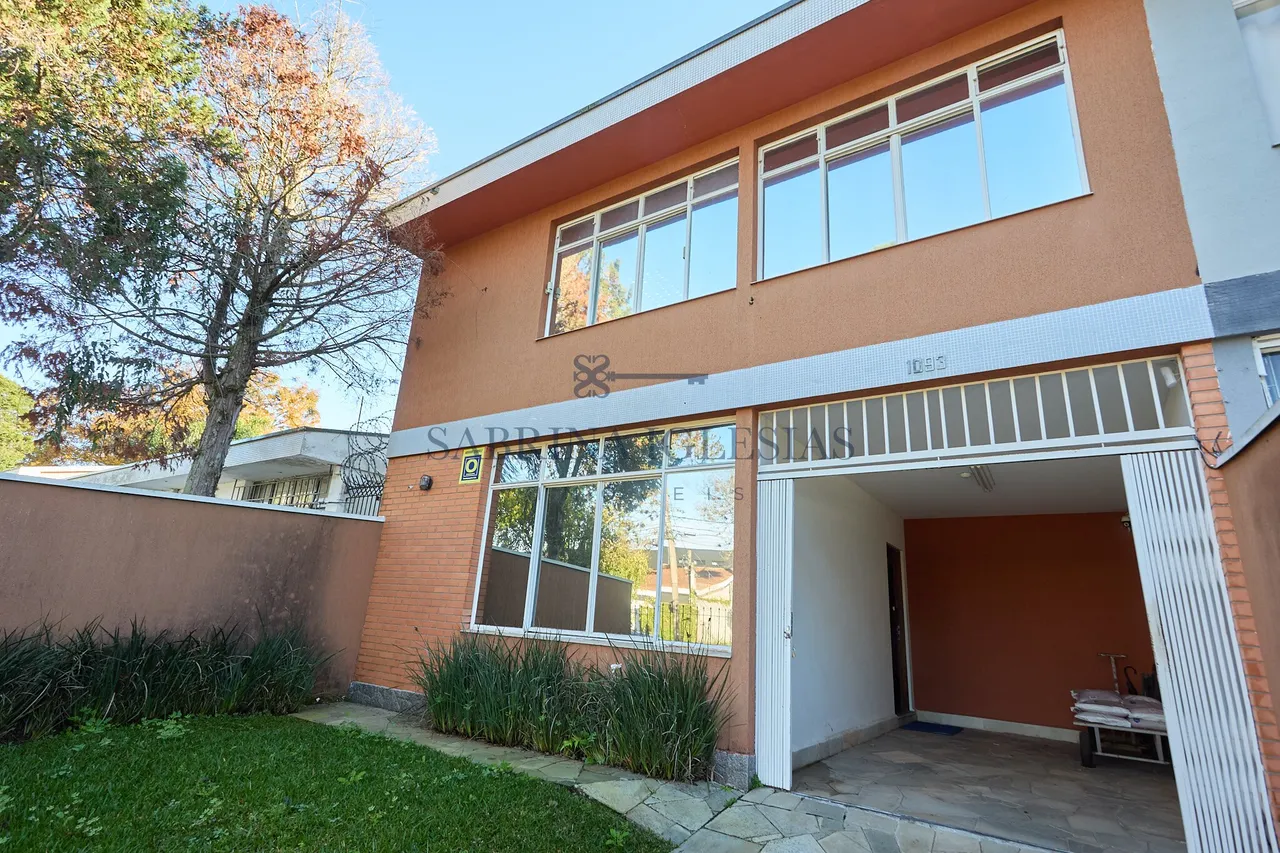 House with 5 bedrooms, 3 bathrooms, and a closed kitchen