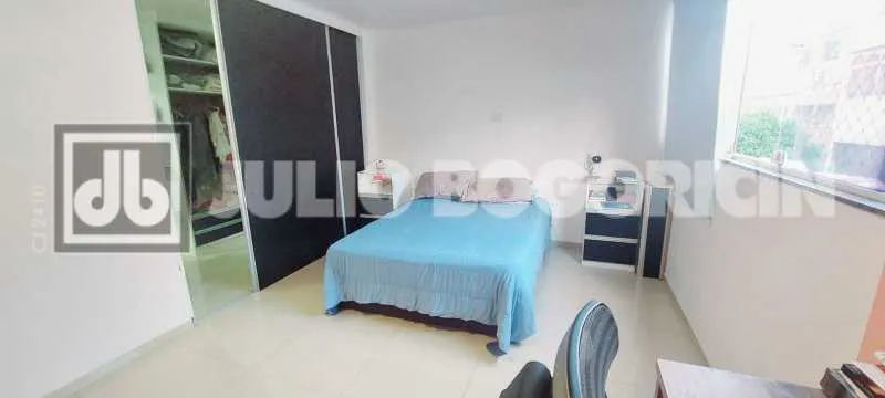 Walk-in closet in a 3-bedroom apartment, 165 m² — photo 9