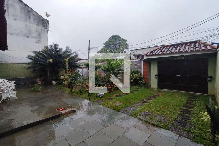 House with 3 bedrooms and a private backyard — photo 65