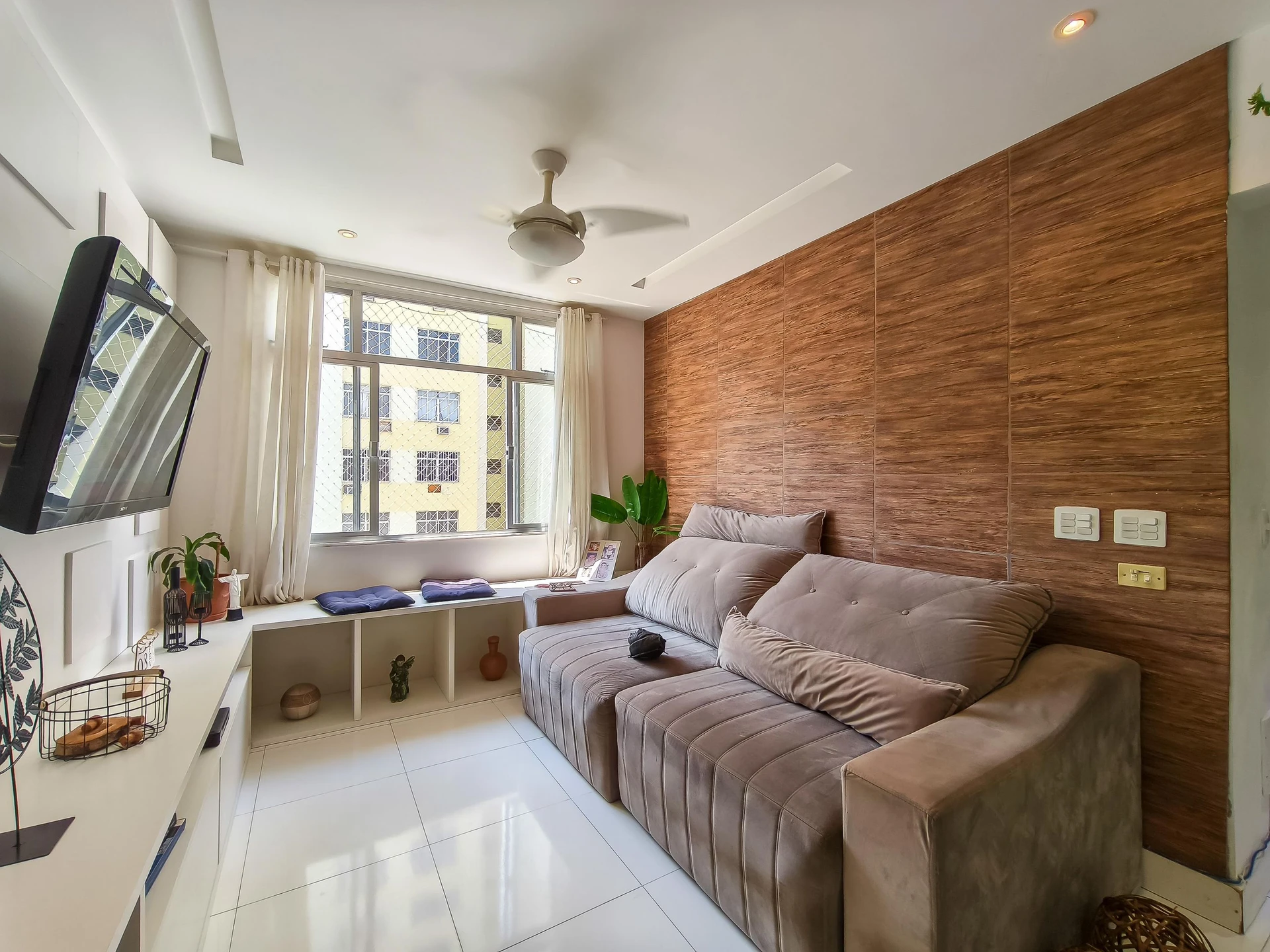 3-bedroom apartment with a walk-in closet