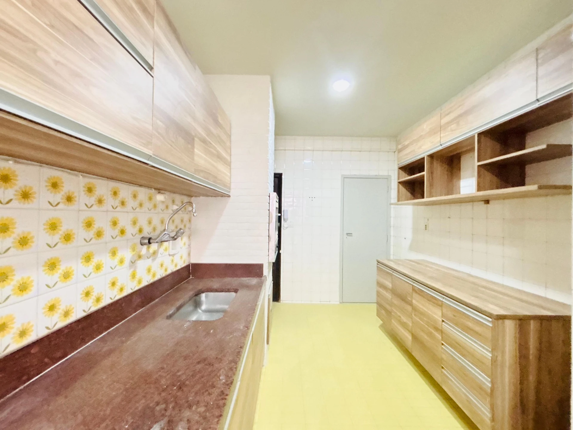 Apartment, 92 m², with wood or laminate floors — photo 2