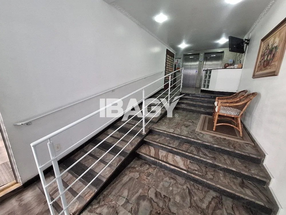 Wood or laminate floors in a one-bedroom apartment, 46 m² — photo 3