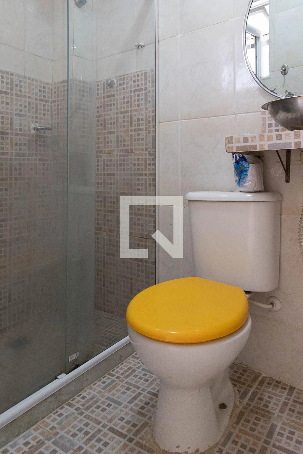 Unfurnished 1-bedroom apartment with a glass shower — photo 4