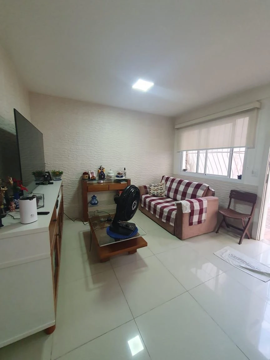 Casa mobiliada com cozinha aberta e fogão a gás