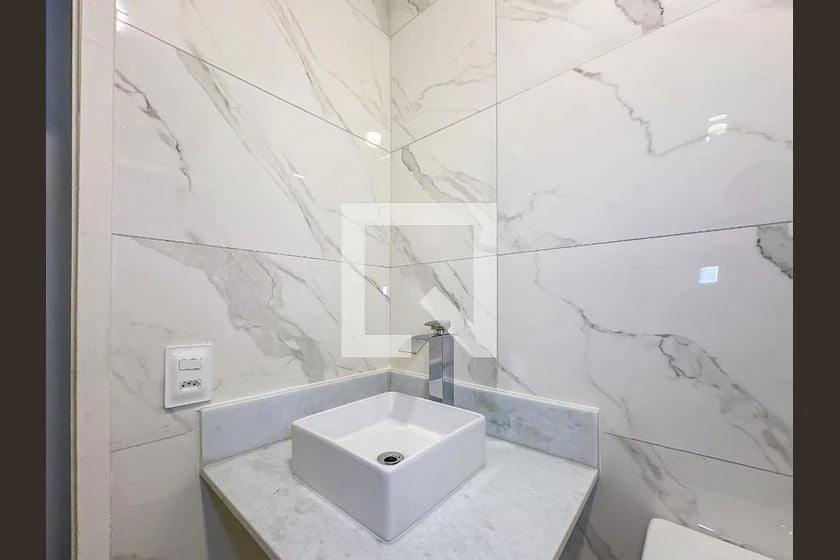 Apartamento de 2 quartos com piso de madeira ou laminado — photo 11