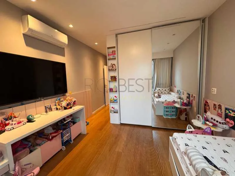 Furnished 4-bedroom apartment with park-view windows — photo 24