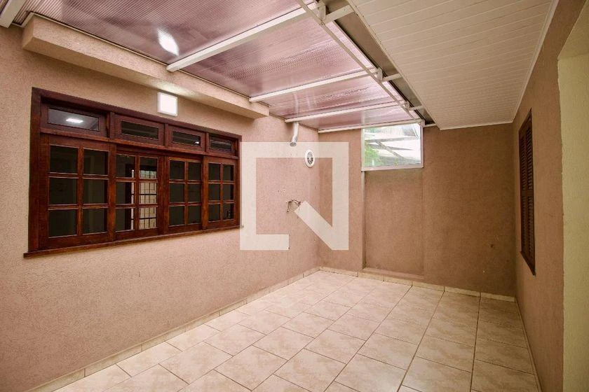 4-bedroom house with wood or laminate floors in Curitiba — photo 50