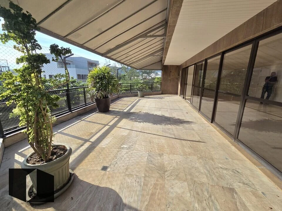 250 m² apartment with 4 bedrooms and 2 parking spaces — photo 5