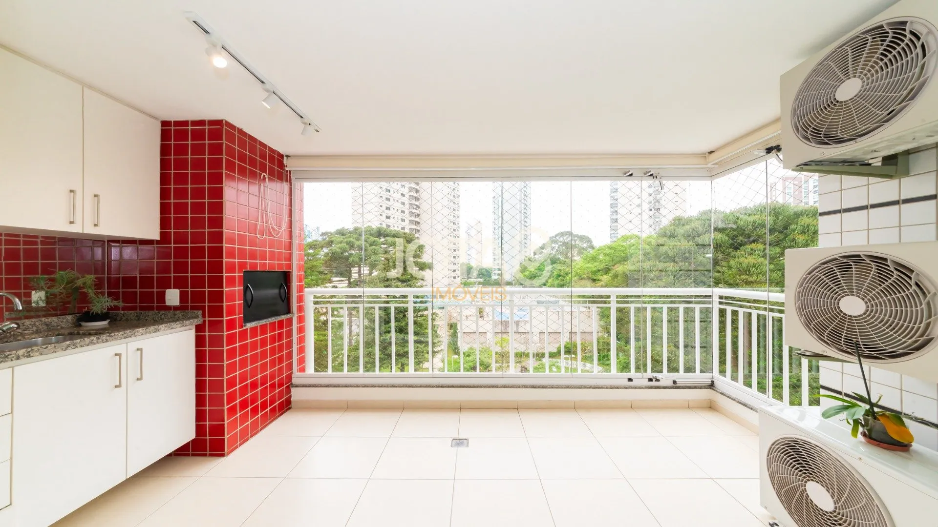 3-bedroom apartment in a building with a gym — photo 9
