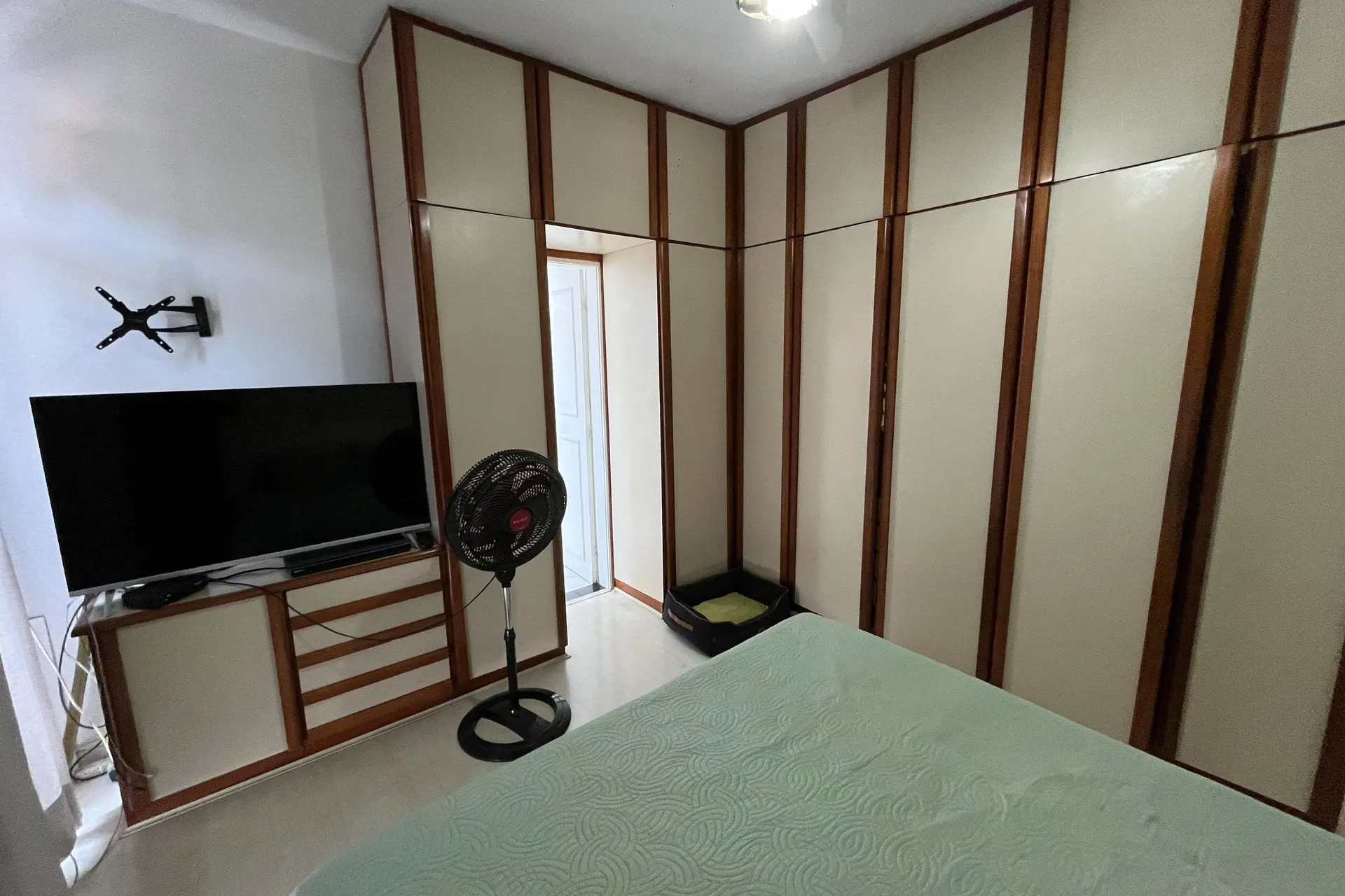 Glass-enclosed balcony in a 3-bedroom apartment, 131 m² — photo 36