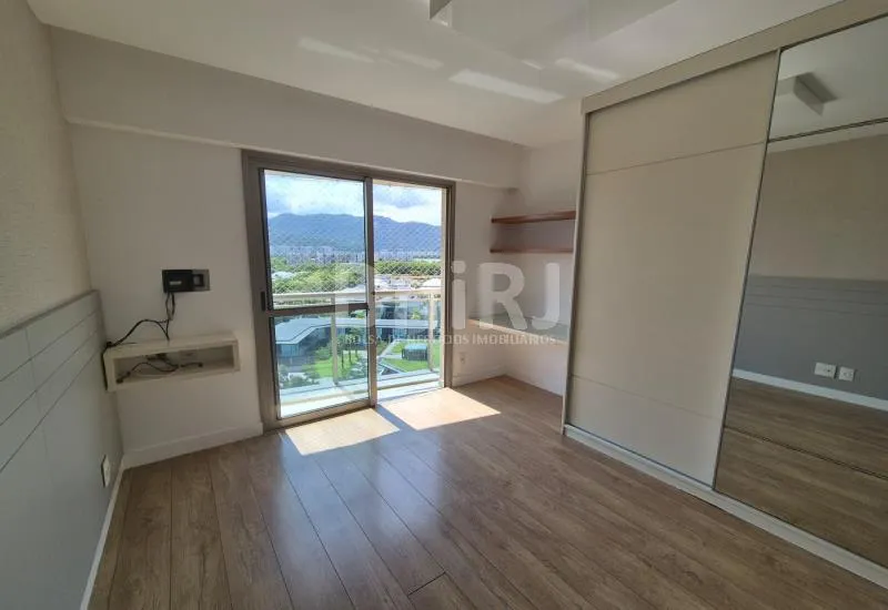 Apartment with 4 bedrooms and a glass balcony — photo 21