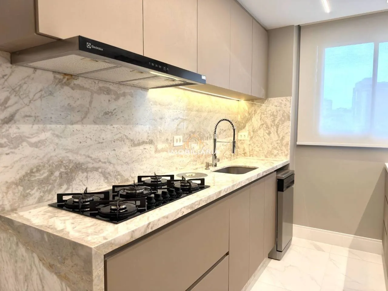 Floor-to-ceiling windows in a 3-bedroom apartment, 138 m² — photo 9